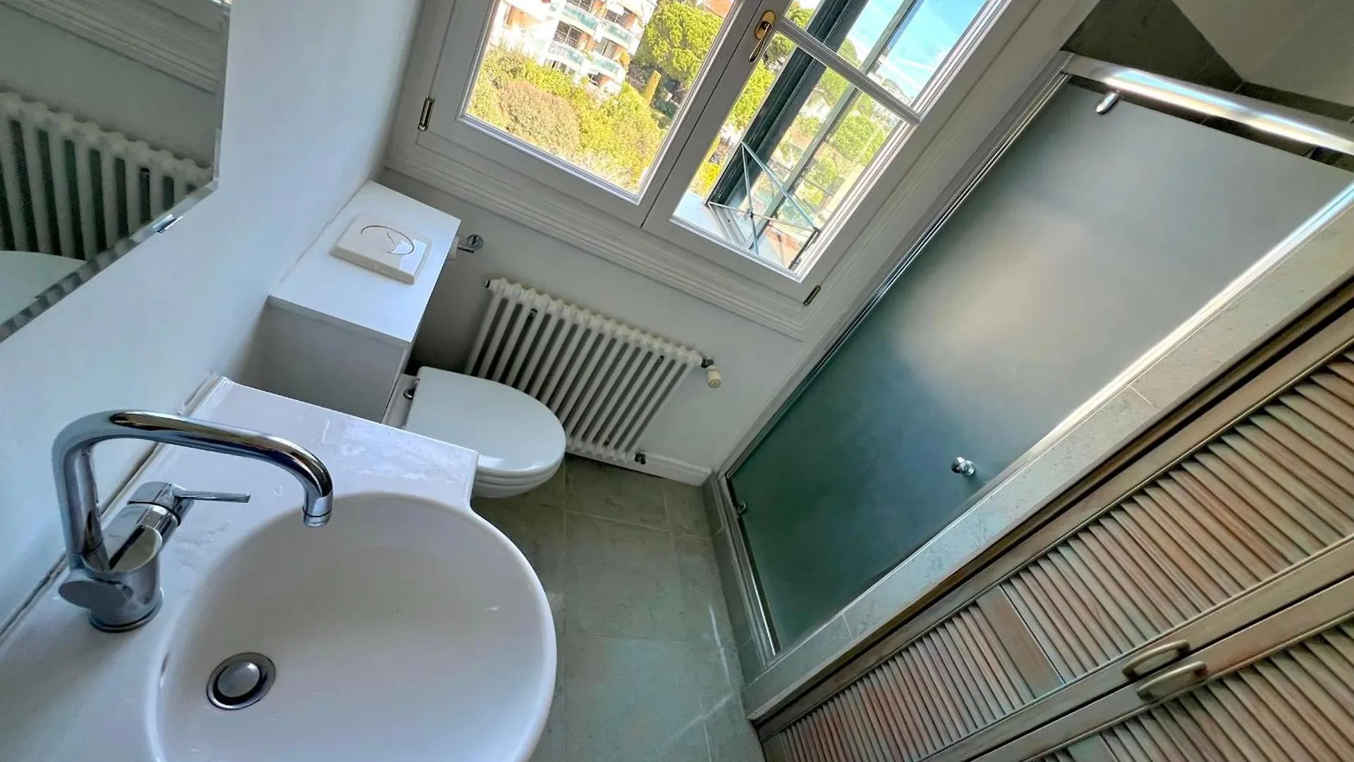 Cannes Tassigny Stylish - 2 Bedroom Apartment Sleeps 4 Free Parking