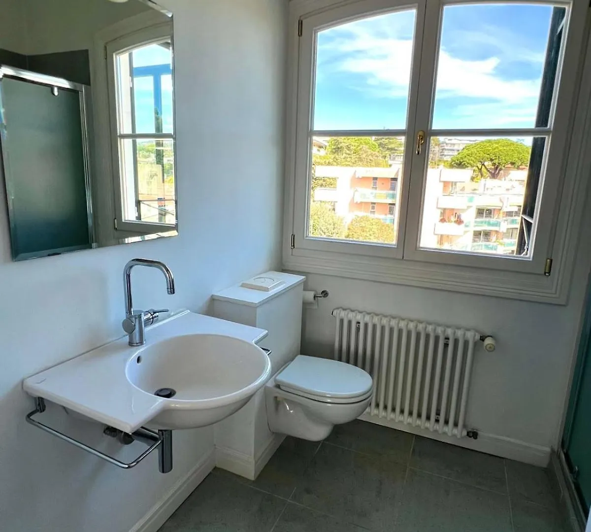 Cannes Tassigny Stylish - 2 Bedroom Apartment Sleeps 4 Free Parking 0*,  France