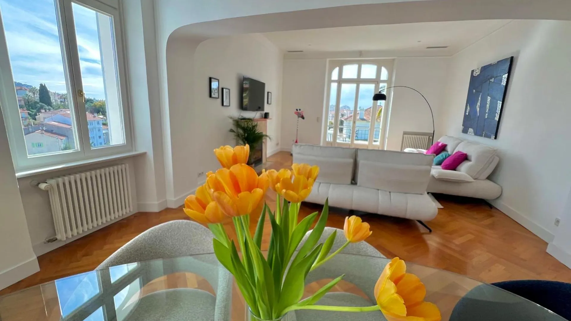 Cannes Tassigny Stylish - 2 Bedroom Apartment Sleeps 4 Free Parking 0*,  France